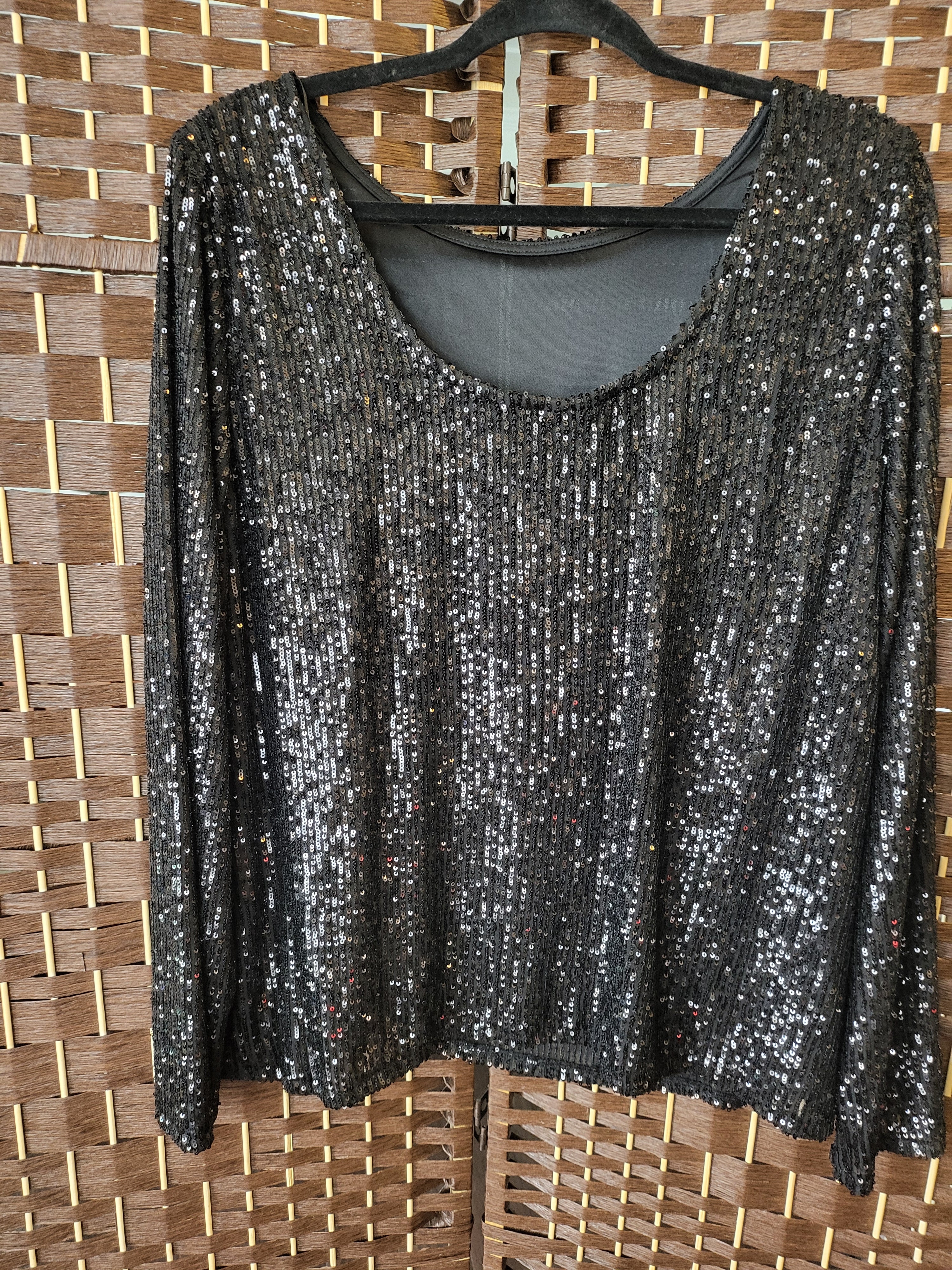 02.06.25 Halogen (XXL=XL-1X) Blk Sequins V-Back Top