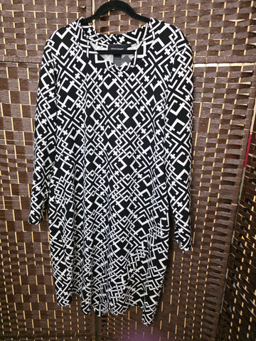 10.08.25 AshStew (18-20) Dress BlkWht BoatNeck  NEW