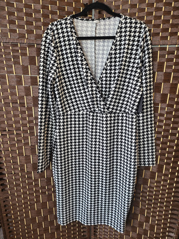 02.06.25 HoundsTooth (L-XL) Wrap Top Dress NEW