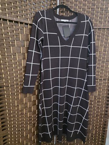 01.26.26 Studio 1 (M-L) Brown Wht Window Pane